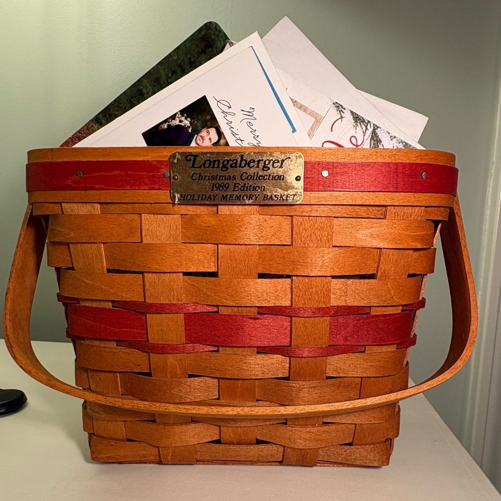 LongabergerChristmas Collection 1989 Edition Holiday Memory Basket swing handle.